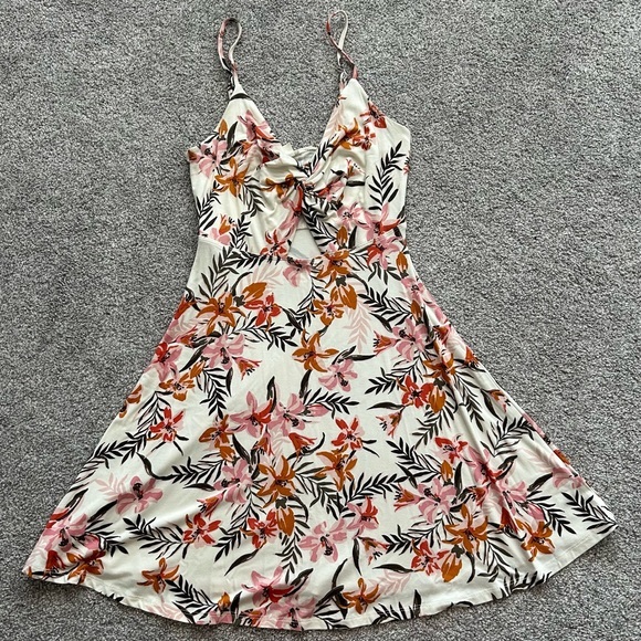 Garage XS Soft Floral Twist Front Dress‎ - Picture 2 of 8